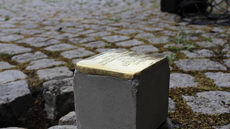 Vor der Verlegung am Sinntor: Der Stolperstein von Flora Zeller. Foto: Julia Raab