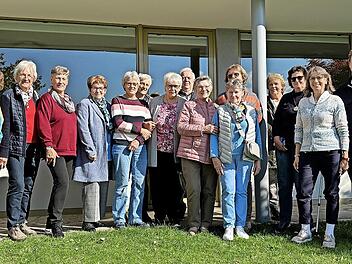 Von rechts: Caritas-Vorstand David Hettiger, Theresia Schodorf-Friedrich, Gemeindecaritas, mit den ehrenamtlichen Mitarbeiterinnen und Mitarbeitern im CarLa Caritas Laden BRK.