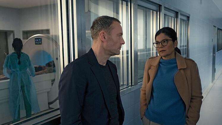 Staatsanw&auml;ltin Sara Taghavi (Jasmin Tabatabai) m&ouml;chte von Robert Karow (Mark Waschke) wissen, weshalb seine Kollegin im Wald zur&uuml;ckgeblieben ist.