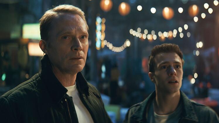 Vision (Paul Bettany) muss langsam in die Vaterrolle reinwachsen, in der ihn sein mutma&szlig;licher Sohn Tommy (Ruaridh Mollica) gerne sehen w&uuml;rde.
