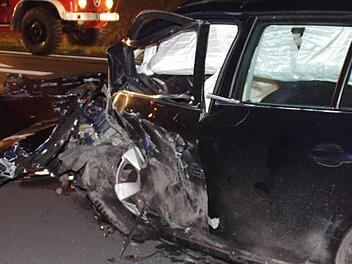 Der BMW des Unfallverursachers hatte nach dem Crash Totalschaden.  Fotos: Marco Meißner