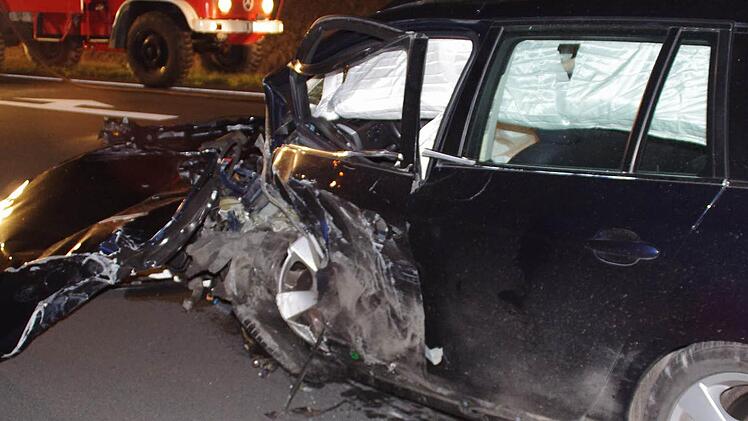 Der BMW des Unfallverursachers hatte nach dem Crash Totalschaden.  Fotos: Marco Meißner