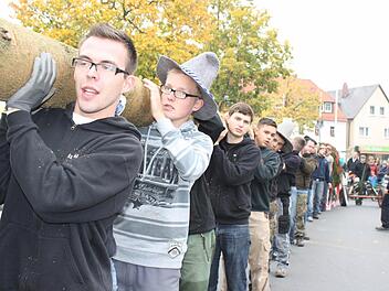 Stolz schleppten die Adelsdorfer Kerwasburschen ihre Fichte nach Hause - doch der Stamm war zu dick für die Halterung! Foto: Werner