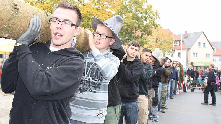 Stolz schleppten die Adelsdorfer Kerwasburschen ihre Fichte nach Hause - doch der Stamm war zu dick für die Halterung! Foto: Werner