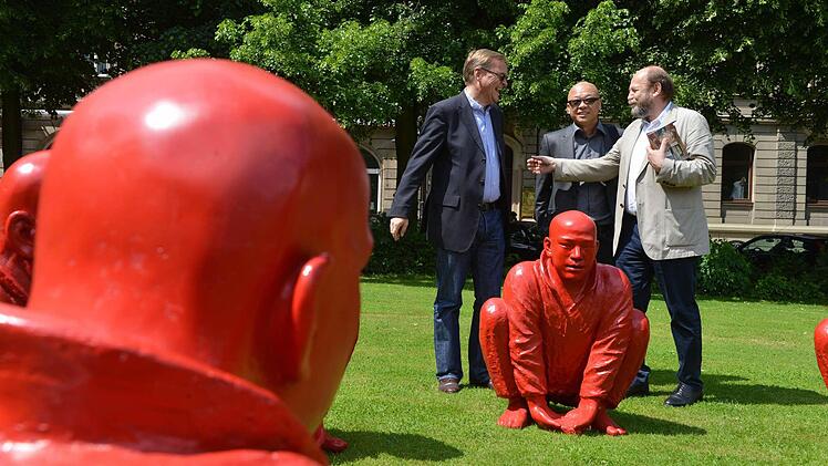 Ausstellungsmacher Alexander Ochs-Barwinek mit Wang Shugang und OB Andreas Starke (l.).