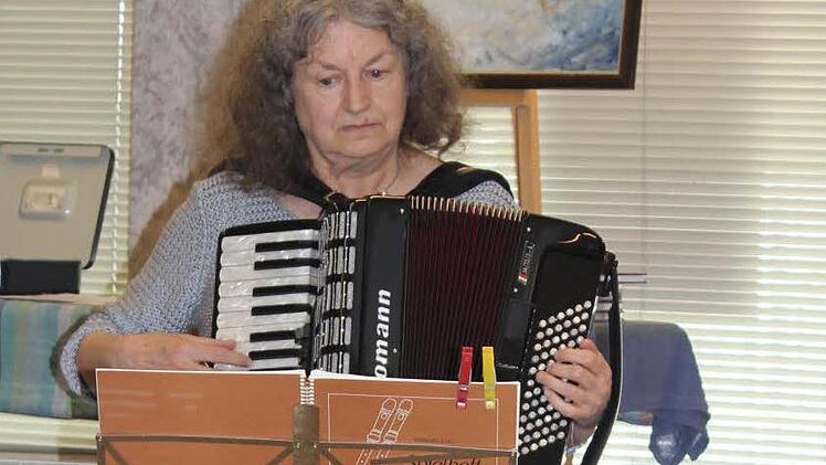 Karin Meyer-Jungclaussen sorgte für die Musik bei der Ausstellung.  Foto: Andritschke