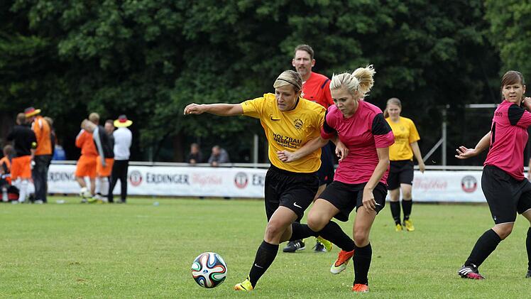 Szene aus dem Damenspiel FC Fortuna Roth - RSV Oberhaid (gelbe Trikots)