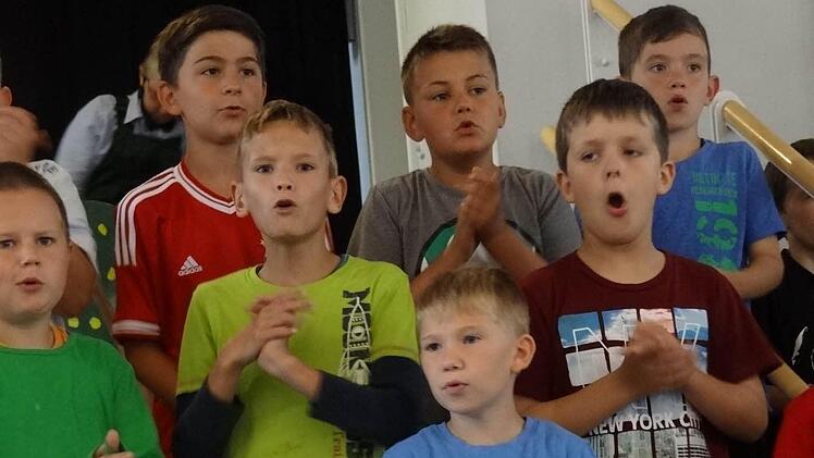 Mehr als nur Rechenkünstler sind diese Jungen der Grundschule Ebern. Mit Singen, Klatschen und Stampfen haben sie das Sommertheater musikalisch bereichert. Schule macht einfach Spaß.