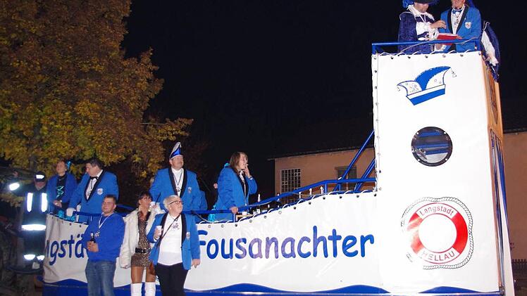 Der Vorsitzende der "Langstädter Fousanachter", Robert Vogel (rechts), nahm auch heuer in seinen Ausführungen, warum man das Rathaus stürmen wolle, kein Blatt vor den Mund.