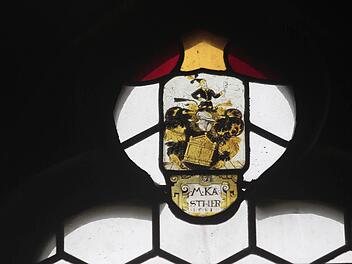Eines der Rätsel in Glas: "M KASTNER 1581" (großes Bild) steht unter diesem Fenster in der St.-Jakobus-Kirche. Foto: Jochen Nützel