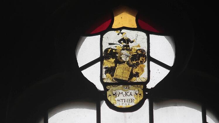 Eines der Rätsel in Glas: "M KASTNER 1581" (großes Bild) steht unter diesem Fenster in der St.-Jakobus-Kirche. Foto: Jochen Nützel