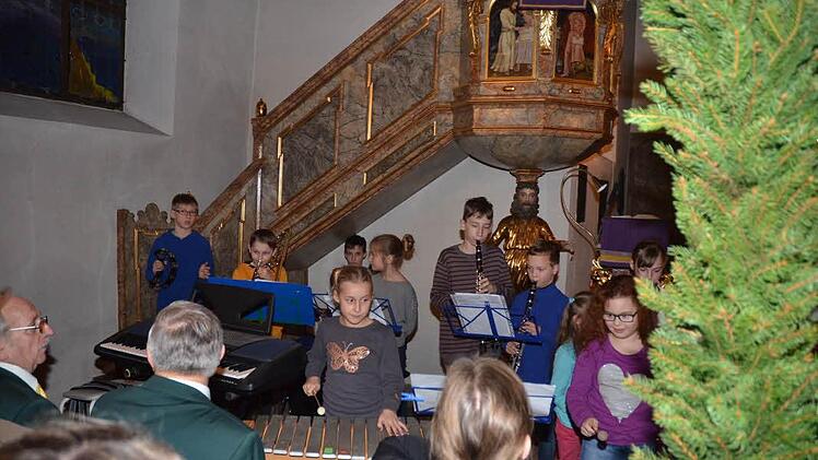 Volle Aufmerksamkeit lenkte die Gesangs- und Musikgruppe Brasskids der Grundschule Weißenbrunn auf sich und zeigte nach wenigen Monaten fleißigen Übens bereits ihr Können vor großem Publikum. Foto: Karl-Heinz Hofmann