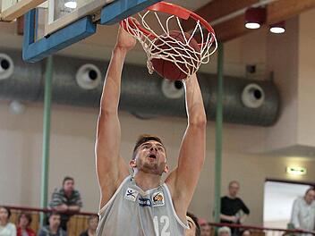 Leon Kratzer beherrschte das Geschehen und schlie&szlig;t hier per Dunking gegen den M&uuml;nchner Dejan Kovacevic ab. Foto: sportpress