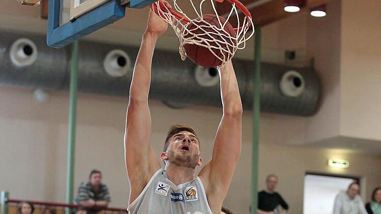 Leon Kratzer beherrschte das Geschehen und schlie&szlig;t hier per Dunking gegen den M&uuml;nchner Dejan Kovacevic ab. Foto: sportpress