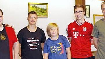 Die Tischtennis-Abteilung des SV Nurn führte im Rahmen ihrer 25-Jahr-Feier ein Turnier für Hobbyspieler durch. Dabei siegte Maximilian Sesselmann (Zweiter von rechts) vor seinem Vater Vinzenz (rechts). Mit im Bild die Nächstplatzierten Daniel Franz, Romain Schuberth und Jan Weiß (von links). Foto: Alexander Greser
