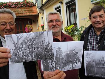 Walter Kynast, Georg Weisath und Herbert Schmidt (von links) zeigen historische Aufnahmen, die sich teilweise in der Chronik zum 700-jährigen Bestehen der Gemeinde Rugendorf wiederfinden werden. Foto: Matthias Beetz