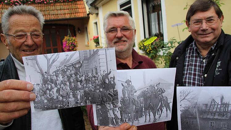 Walter Kynast, Georg Weisath und Herbert Schmidt (von links) zeigen historische Aufnahmen, die sich teilweise in der Chronik zum 700-jährigen Bestehen der Gemeinde Rugendorf wiederfinden werden. Foto: Matthias Beetz