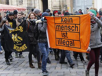 Etwa 250 Demonstranten zogen am Samstag laut Polizeiangaben durch Bamberg. Sie protestierten gegen Neonazis. Eine von Rechtsextremen geplanten Demo am selben Tag war im Vorfeld verboten worden. Foto: Matthias Hoch