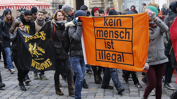 Etwa 250 Demonstranten zogen am Samstag laut Polizeiangaben durch Bamberg. Sie protestierten gegen Neonazis. Eine von Rechtsextremen geplanten Demo am selben Tag war im Vorfeld verboten worden. Foto: Matthias Hoch