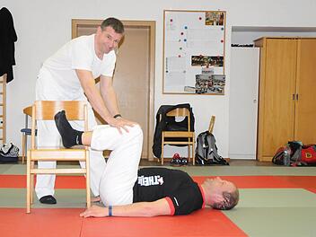 Sensei Helmut unterstützt Schüler Christoph im Dojo (Trainingsraum) in Roßfeld bei der Übung. Foto: Natalie Schalk