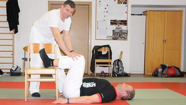 Sensei Helmut unterstützt Schüler Christoph im Dojo (Trainingsraum) in Roßfeld bei der Übung. Foto: Natalie Schalk