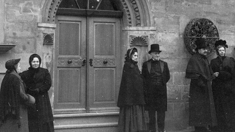 Komparsen vor der Stadtbücherei in der Herrngasse. Foto: CT-Archiv