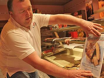 Hubert Ruß mit der "Feinschmecker"-Urkunde in seiner Bäckerei  Foto: Veronika Schadeck
