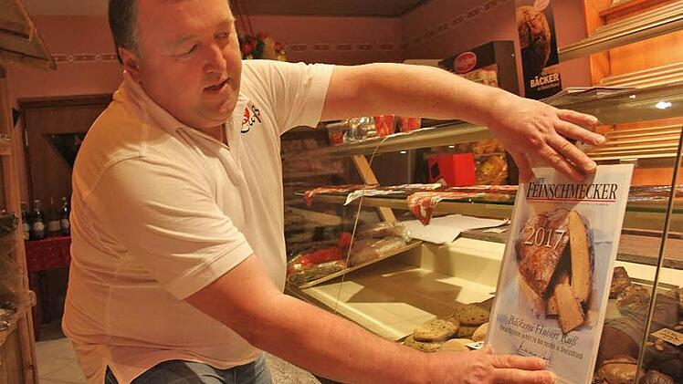 Hubert Ruß mit der "Feinschmecker"-Urkunde in seiner Bäckerei  Foto: Veronika Schadeck