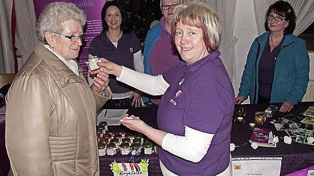 Loretta Steinh&auml;user (vorne rechts) l&auml;sst Gertrud Treusch an einer Kr&auml;utermischung riechen. Dahinter (von links): Nanina Renk, Doris Schneider-Joseph und Elisabeth H&uuml;mmer, alle vom Verein Forum f&uuml;r ganzheitliche Gesundheit.  Foto: Dieter Wolf