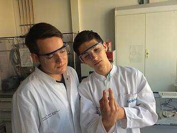 Tony Oehm (links) und sein junger Kollege sind vertieft in ihrer naturwissenschaftlichen Arbeit.  Foto: privat
