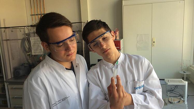 Tony Oehm (links) und sein junger Kollege sind vertieft in ihrer naturwissenschaftlichen Arbeit.  Foto: privat