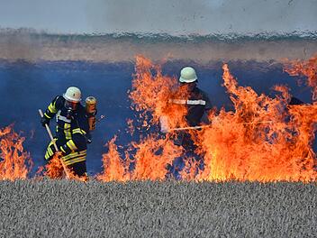 Wenn ein Stoppelfeld, wie am Montag in Saal an der Saale in Brand steht, heißt es für die Feuerwehrleute schnell zu handeln, damit das angrenzende Getreide nicht auch vernichtet wird. Foto: Hanns Friedrich