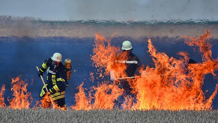 Wenn ein Stoppelfeld, wie am Montag in Saal an der Saale in Brand steht, heißt es für die Feuerwehrleute schnell zu handeln, damit das angrenzende Getreide nicht auch vernichtet wird. Foto: Hanns Friedrich