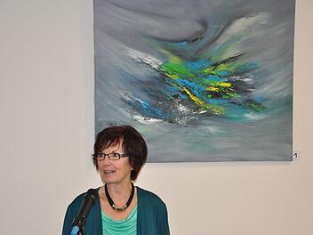Ingrid Holzinger und ihr Lieblingsbild "Der Sturmvogel". Erstmals stellt sie in der Bank Schilling in Hammelburg alleine ihre Werke aus.Jacqueline Vera Mihm