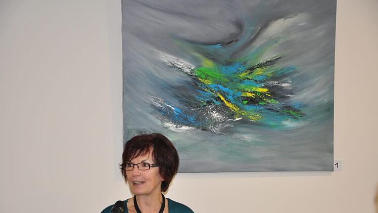 Ingrid Holzinger und ihr Lieblingsbild "Der Sturmvogel". Erstmals stellt sie in der Bank Schilling in Hammelburg alleine ihre Werke aus.Jacqueline Vera Mihm