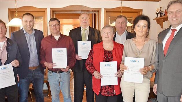 Ehrungen beim CSU-Ortsverband Weltisch; im Bild (von links) Andreas Amon, MdL J&uuml;rgen Baumg&auml;rtner, Thomas Konrad, Reinhard Horn, Angela Konrad, Altb&uuml;rgermeister Georg Konrad, Bettina M&uuml;ller und Landrat Klaus L&ouml;ffler  Foto: Karl-Heinz Hofmann
