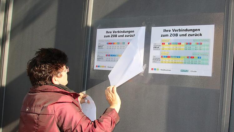 Petra Arnold vom Ordnungsamt der Stadt Kulmbach legt letzte Hand an die neuen Infotafeln.Foto: Katrin Geyer