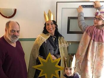 Thomas Ahnert und der späte Segen der Weisinnen aus dem Morgenland: SPD_Stadträtin Christina Scheit und ihre beiden Töchter kamen noch einmal beim Kulturkritiker vorbei. Foto: Gerhild Ahnert