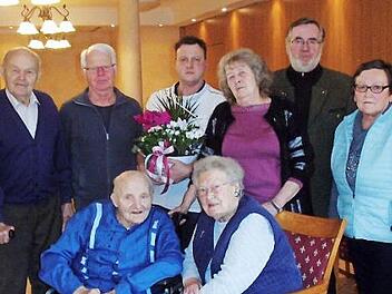 Johann und Inge Böhner (sitzend) mit Enkelsohn Michael (mit Blumenschale), Schwiegertochter Gerda, Drittem Bürgermeister Peter Aßmann sowie Nachbarn und Bekannten  Foto: Werner Reißaus
