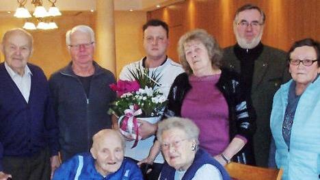 Johann und Inge Böhner (sitzend) mit Enkelsohn Michael (mit Blumenschale), Schwiegertochter Gerda, Drittem Bürgermeister Peter Aßmann sowie Nachbarn und Bekannten  Foto: Werner Reißaus
