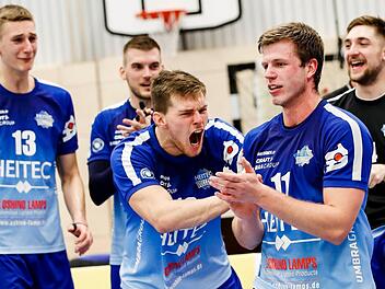 Die Eltmanner Volleyballer feiern ihren bestens aufgelegten Mannschaftskameraden und "MVP" Rafal Prokopczuk (vorne rechts). Der junge Pole setzte seine Mitspieler glänzend ins Szene, punktete jedoch auch selbst: dreimal als Angreifer, zweimal per Block. Foto: Daniel Löb