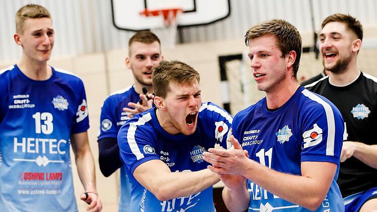 Die Eltmanner Volleyballer feiern ihren bestens aufgelegten Mannschaftskameraden und "MVP" Rafal Prokopczuk (vorne rechts). Der junge Pole setzte seine Mitspieler glänzend ins Szene, punktete jedoch auch selbst: dreimal als Angreifer, zweimal per Block. Foto: Daniel Löb