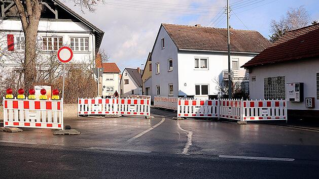 Die Einmündung der Staatsstraße 2284 in die B 279 in Maroldsweisach: Richtung Allertshausen werden nun die Gehwege erneuert und deren Lückenschluss bis zur Meininger Straße geschaffen.  Foto: Helmut Will