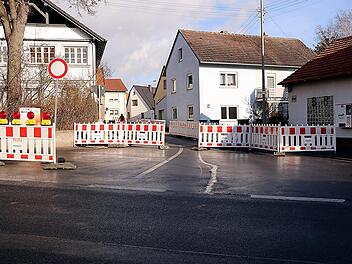 Die Einmündung der Staatsstraße 2284 in die B 279 in Maroldsweisach: Richtung Allertshausen werden nun die Gehwege erneuert und deren Lückenschluss bis zur Meininger Straße geschaffen.  Foto: Helmut Will