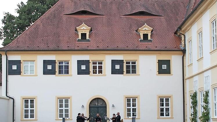 Die Open-Air-Konzerte im Schlosshof zählen zu den kulturellen Höhepunkten der Spielzeit. Alternativ könnte in diesem Jahr wegen Corona das Frühlingskonzert am 2. Mai (Sonntag ) ebenfalls unter freiem Himmel stattfinden.