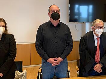 Wegen Veruntreuung des Geldes eines Rentners muss Kalbachs Ex-Bürgermeister Florian Hölzer (Mitte) für zwei Jahre und drei Monate in Haft. Foto: Volker Nies