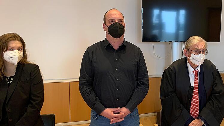 Wegen Veruntreuung des Geldes eines Rentners muss Kalbachs Ex-Bürgermeister Florian Hölzer (Mitte) für zwei Jahre und drei Monate in Haft. Foto: Volker Nies