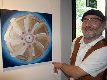 Der Künstler Erwin Böhm zeigt sein absolutes Lieblingsbild. Foto: Susanne Deuerling
