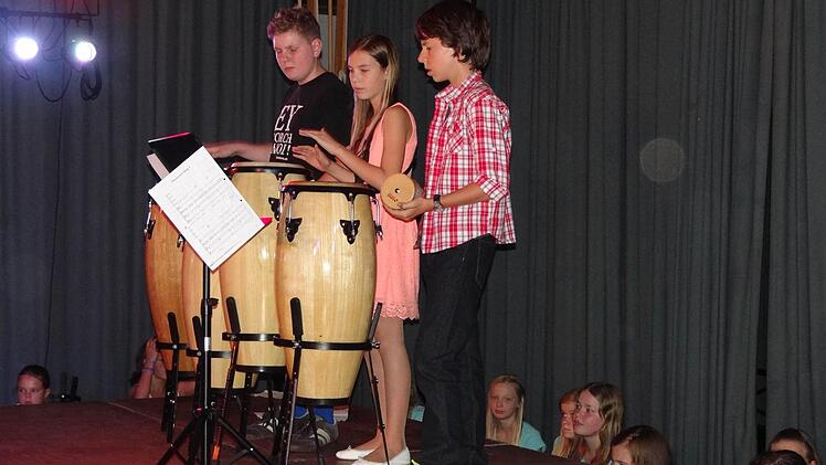 Bei den fetzigen Rhythmen ließen sich die Mädchen und Jungen des klassenübergreifenden Percussionensemble nicht aus dem Takt bringen und trommelten sich mit "Anura" und "Laid Back" in die Herzen des Publikums.