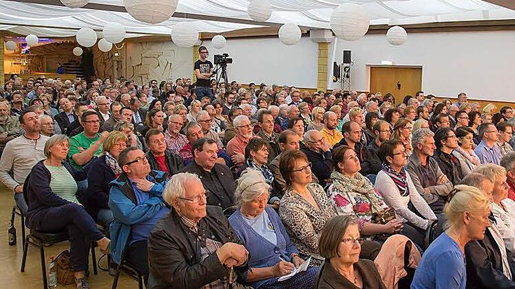 Auf großes Interesse stieß der Regionentalk zum geplanten Verkehrslandeplatz bei Neida. Fotos: Albert Höchstädter